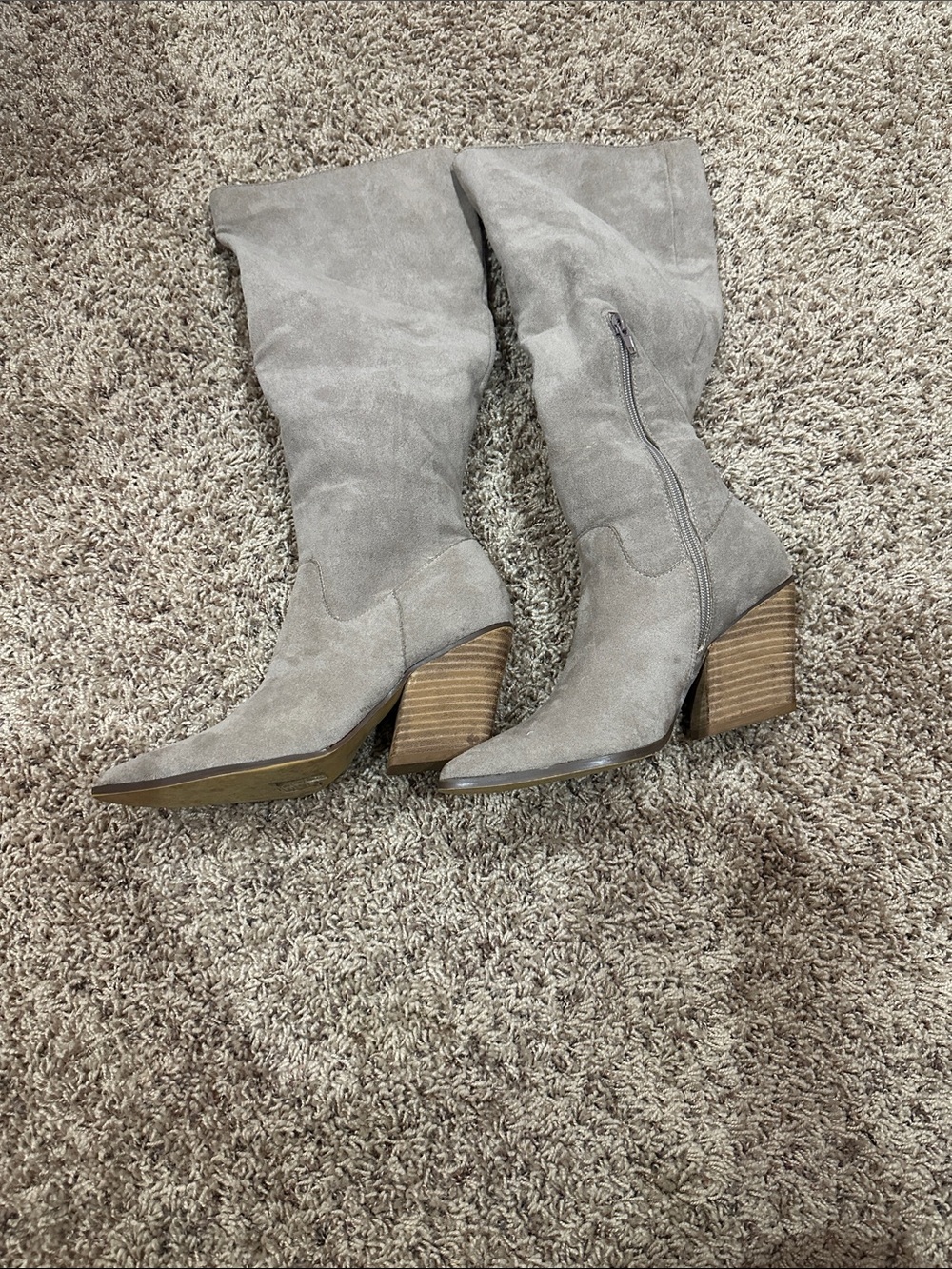 NWOT Knee-High Suede Block Heel Boots in Light Gray size 7 1/2
